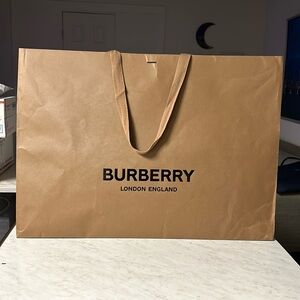 ✨✨Luxury Designer Bags and Boxes for Sale!
BURBERRY LARGE BAG FOR SALE✨✨